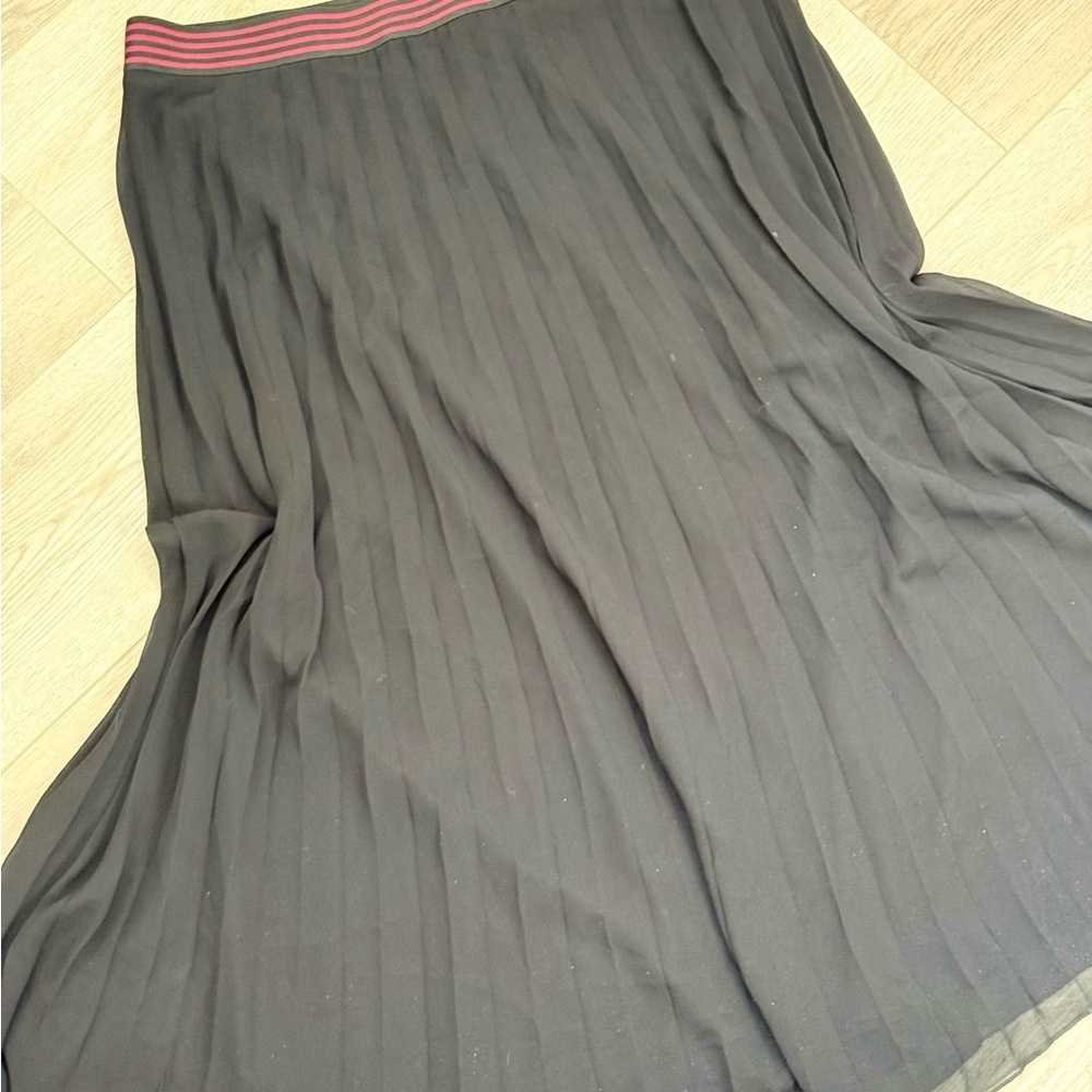 Saint James Black Full Pleated Skirt Sz.10 Flowy w/ Elastic Waist